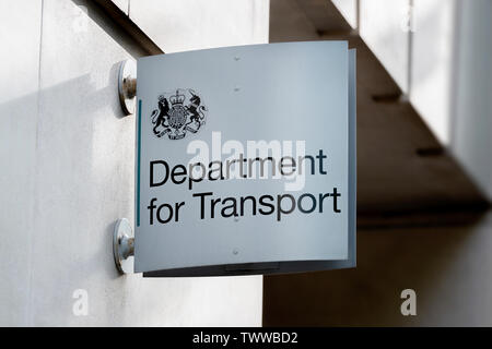 Schilder für die Abteilung, die für das Ministerium für Verkehr Gebäude auf Horseferry Road in London, Großbritannien.