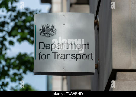 Schilder für die Abteilung, die für das Ministerium für Verkehr Gebäude auf Horseferry Road in London, Großbritannien.