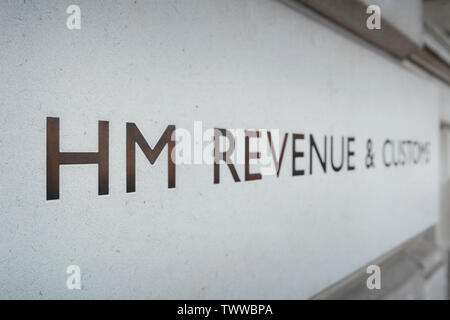 Signage für HM Einnahmen und Zoll Gebäude auf die Parliament Street in London, Großbritannien. Stockfoto