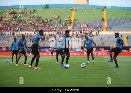 Kairo, Ägypten. 23. Juni 2019. Senegal Spieler Aufwärmen vor dem Start des 2019 Afrika Cup Gruppe C Fußballspiel zwischen Senegal und Tansania am 30. Juni Stadion. Credit: Omar Zoheiry/dpa/Alamy leben Nachrichten Stockfoto