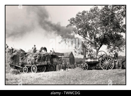 Vintage WW2 1940 Essen Kriegszeiten UK Farm Ernte Bild britische Truppen Hilfe bei der Ernte auf einer englischen Bauernhof während 1941. Britische Truppen Hilfe bei der Ernte, irgendwo in England. Männer können gesehen werden auf einem heuwagen stehend, Stroh Laden in eine Maschine, die Art der Ernte in Säcken. Die Maschine wird durch eine Dampfmaschine auf der rechten Seite des Bildes gefahren Stockfoto