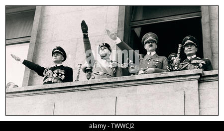 Deutsch-Italienischer Militärpakt aus Stahl, der WW2 das Bild von Adolf Hitler unterzeichnet, zweiter von rechts neben Feldmarschall Göring, der seinen offiziellen Stab hält, gezeigt zusammen mit deutschen und italienischen Armeeführern, nachdem er den deutsch-italienischen Militärpakt im Mai 22 in Deutschland unterzeichnet hatte, 1939 Heil Hitler grüßt die Menge unten Stockfoto