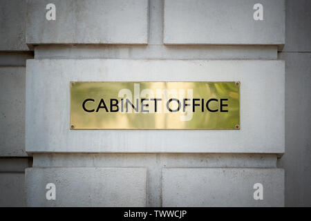 Beschilderung für das Cabinet Office Gebäude auf Whitehall in London, Großbritannien. Stockfoto