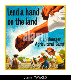 Weinlese WW2 Nahrungsmittelproduktion in Kriegszeiten Ernte Propaganda Appeal Poster Großbritannien „Leend a Hand on the Land at a Volunteer Agricultural Camp“ 1940 britisches Plakat zur Nahrungsmittelproduktion im Zweiten Weltkrieg von John Nunney World war II Stockfoto