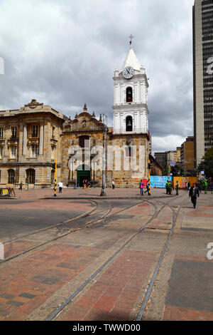 Alte Tram Linien auf Carrera 7 und die Kirche San Francisco und Palace, Bogotá, Kolumbien Stockfoto