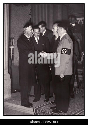 HITLER CHAMBERLAIN Pre-War Propaganda Bild von Neville Chamberlain, der britische Premierminister, Hände schütteln und Adolf Hitler Berlin Deutschland 30. September 1938 Stockfoto