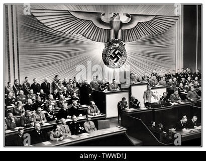 Adolf Hitler PODIUM REICHSTAG REDE Vintage pre-Krieg 1930 der deutschen NS-Propaganda Bild von Reichskanzler Adolf Hitler (am Rednerpult), eine Rede im Reichstag über die "jüdische Frage", droht die Vernichtung des europäischen Judentums sollte ein weiterer Krieg ausbrechen, 30. Januar 1939. Adolf Hitler, Führer und Reichskanzler und Führer der Nsdap Deutschland Stockfoto