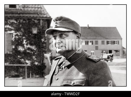 HERMANN GÖRING CAPTURE 1945 Vintage WW2 Bild eines gefangenen Top-Nazi Hermann Göring, auf einer Straße in Österreich von einer speziellen US-Division gefangen genommen, (Jeep im Hintergrund), die hinter feindlichen Linien nach Hitlers Selbstmord 1945 Zweiten Weltkrieg geschickt worden war Stockfoto