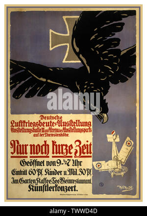 Jahrgang Deutsche WK1 Propaganda" jetzt nur für kurze Zeit, eine Ausstellung der Beute aus der Luft Krieg Kampagne ". WW1 Deutsches Poster zeigt einen schwarzen Adler tauchen nach einem Bullet-geritten, schwer beschädigte Britische Doppeldecker, die auf die Erde stürzen. 1915 Deutschland Stockfoto