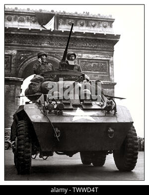 PARIS BEFREIUNG Vintage WW2-Bild der amerikanischen Soldaten in gepanzerten Fahrzeug während der Befreiung von Paris Frankreich die Trikolore vom Triumphbogen amerikanische Panzer in Paris, August 1944 fliegen. Stockfoto