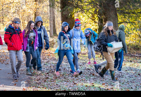 Aufgeregt Gruppe Teens gehen auf einem Trail mit Mäntel und Jacken an einem frostigen Morgen im Great Smoky Mountains National Park. Stockfoto