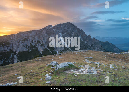 Himmel in Flammen bei Sonnenuntergang, warme Farben am Himmel während der Goldenen Stunde, lebendige und bunte Wolken von der Bergspitze gesehen. Blick vom Monte Specie. Stockfoto