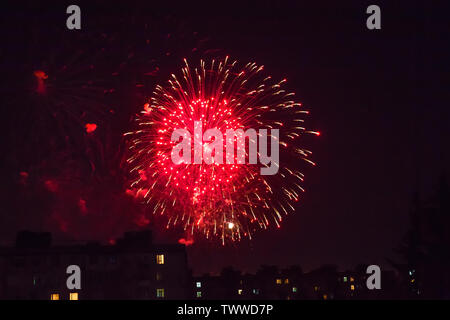 Lange Belichtung von Feuerwerk gegen einen schwarzen Himmel. Hintergrund von mehrfarbigen begrüssen und Feuerwerk closeup auf schwarzem Hintergrund Stockfoto