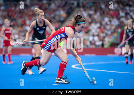 London, Großbritannien. 23 Jun, 2019. Laura Unsworth (GBR), die in Aktion während der Fih-Pro League Match: Großbritannien vs Neuseeland (Frauen) in Twickenham Stoop Stadium am Sonntag, 23. Juni 2019 in London, England. Credit: Taka G Wu/Alamy leben Nachrichten Stockfoto