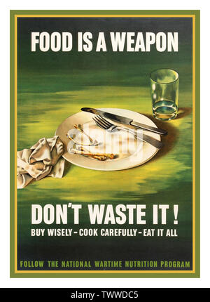 Vintage WW2 1943 amerikanische Propaganda Poster' Essen ist eine Waffe - Vergeuden Sie sie nicht! Klug kaufen - kochen - Essen Sie Alle" - Die Nationale Kriegszeiten Ernährungsprogramm befolgen. Abbildung: ein leeres Glas und zwei Knochen auf einen leeren Teller. USA Stockfoto