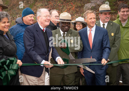 US-Senator Lamar Alexander, TN Govenor Bill Haslam und Cassius Cash Betriebsleiter der Great Smoky Mountains National Park sammeln für einen Bandausschnitt Stockfoto