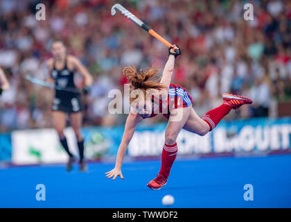 London, Großbritannien. 23 Jun, 2019. Hannah Martin (GBR), die in Aktion während der Fih-Pro League Match: Großbritannien vs Neuseeland (Frauen) in Twickenham Stoop Stadium am Sonntag, 23. Juni 2019 in London, England. Credit: Taka G Wu/Alamy leben Nachrichten Stockfoto