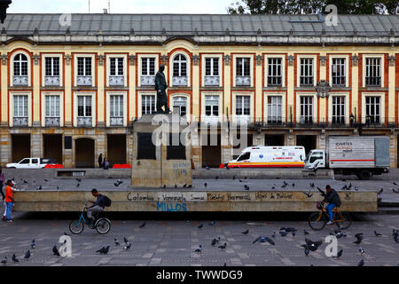 "Kolumbien und Venezuela sind wir Brüder, Söhne von Bolivar' Graffiti, Statue von Simón Bolívar und Lievano Palast, dem Plaza Bolívar, Bogotá, Kolumbien Stockfoto