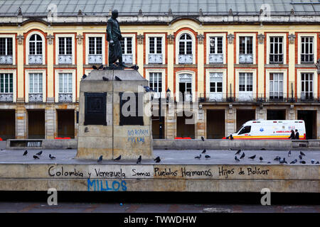 "Kolumbien und Venezuela sind wir Brüder, Söhne von Bolivar' Graffiti, Statue von Simón Bolívar und Lievano Palast, dem Plaza Bolívar, Bogotá, Kolumbien Stockfoto