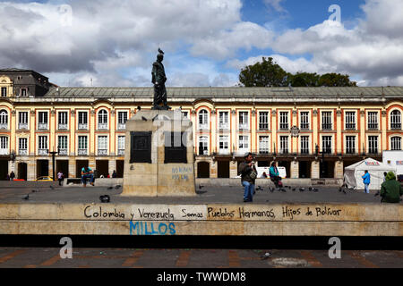 "Kolumbien und Venezuela sind wir Brüder, Söhne von Bolivar' Graffiti, Statue von Simón Bolívar und Lievano Palast, dem Plaza Bolívar, Bogotá, Kolumbien Stockfoto