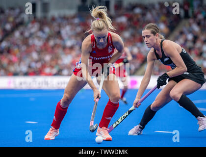 London, Großbritannien. 23 Jun, 2019. Hannah Martin (GBR), die in Aktion während der Fih-Pro League Match: Großbritannien vs Neuseeland (Frauen) in Twickenham Stoop Stadium am Sonntag, 23. Juni 2019 in London, England. Credit: Taka G Wu/Alamy leben Nachrichten Stockfoto