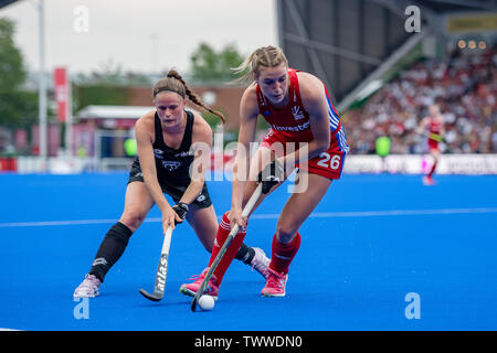 London, Großbritannien. 23 Jun, 2019. Lily Owsley (GBR), die in Aktion während der Fih-Pro League Match: Großbritannien vs Neuseeland (Frauen) in Twickenham Stoop Stadium am Sonntag, 23. Juni 2019 in London, England. Credit: Taka G Wu/Alamy leben Nachrichten Stockfoto