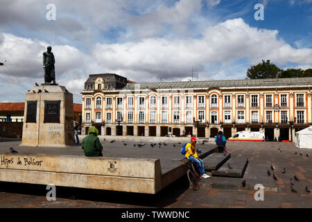 Statue von Simón Bolívar und Lievano Palast, dem Plaza Bolívar, Bogotá, Kolumbien Stockfoto