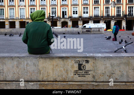 "Zorn, massenvernichtungswaffe Ablenkung' und Fernsehen symbol Graffiti, Lievano Palast im Hintergrund, die Plaza Bolívar, Bogotá, Kolumbien Stockfoto