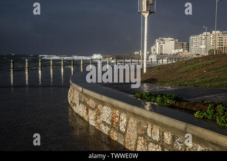 Die seapoint Promenade im südafrikanischen Kapstadt während der Wintermonate Stockfoto