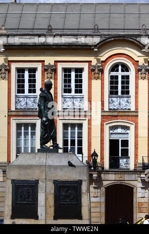 Statue von Simón Bolívar und Lievano Palast, dem Plaza Bolívar, Bogotá, Kolumbien Stockfoto