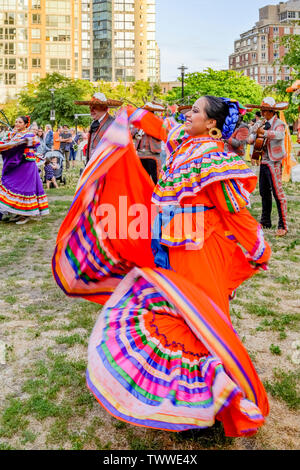 Mexikanische Tänzer und Mariachi El Dorado, das Sammeln von Festival, Sommersonnenwende Feier, Schmirgel Barnes Park, Vancouver, British Columbia, Kanada. Stockfoto