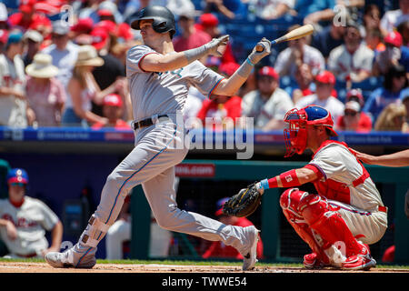 Philadelphia, Pennsylvania, USA. 23. Juni 2019. Miami Marlins Third Baseman Brian Anderson (15) at bat während der MLB Spiel zwischen den Miami Marlins und Philadelphia Phillies am Citizens Bank Park in Philadelphia, Pennsylvania. Christopher Szagola/CSM/Alamy leben Nachrichten Stockfoto