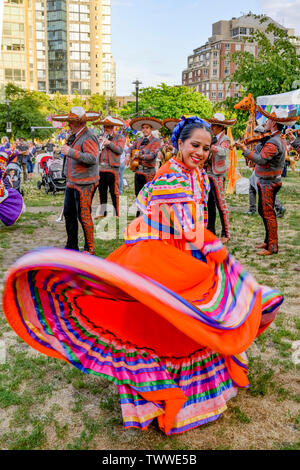 Mexikanische Tänzer und Mariachi El Dorado, das Sammeln von Festival, Sommersonnenwende Feier, Schmirgel Barnes Park, Vancouver, British Columbia, Kanada. Stockfoto