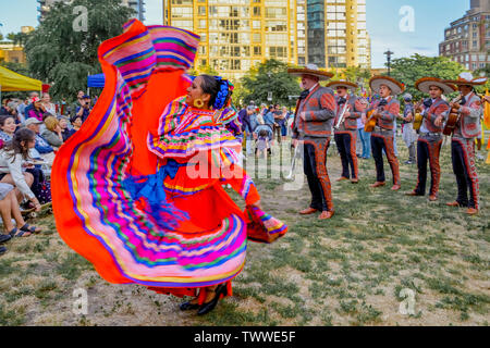 Mexikanische Tänzer und Mariachi El Dorado, das Sammeln von Festival, Sommersonnenwende Feier, Schmirgel Barnes Park, Vancouver, British Columbia, Kanada. Stockfoto