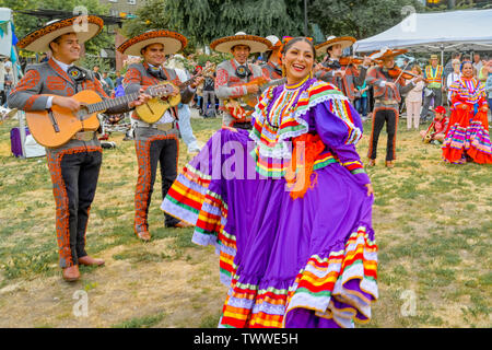 Mexikanische Tänzer und Mariachi El Dorado, das Sammeln von Festival, Sommersonnenwende Feier, Schmirgel Barnes Park, Vancouver, British Columbia, Kanada. Stockfoto