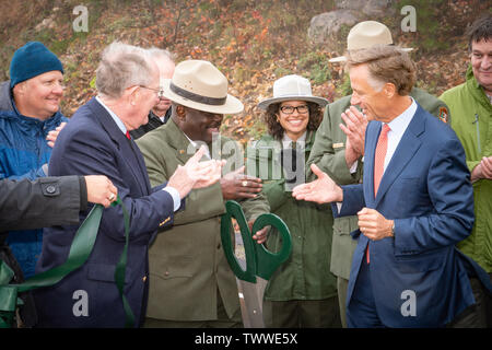 US-Senator Lamar Alexander, TN Govenor Bill Haslam und Cassius Cash Betriebsleiter der Great Smoky Mountains National Park sammeln für einen Bandausschnitt Stockfoto