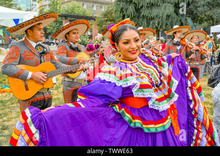 Mexikanische Tänzer und Mariachi El Dorado, das Sammeln von Festival, Sommersonnenwende Feier, Schmirgel Barnes Park, Vancouver, British Columbia, Kanada. Stockfoto