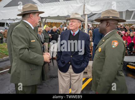 Senator Lamar Alexander Gespräche mit Mitgliedern der National Park Service bei der Einweihung der Foothills Parkway in die Great Smoky Mountains. Stockfoto