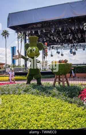 Walt Disney World's Epcot Vergnügungspark hat ein jährliches internationales Essen und Wein Festival. Der Park schafft topiaries die Gelegenheit zu feiern. Stockfoto
