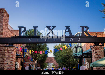 Die Pixar Studios unterzeichnen als Gäste sind zu Fuß in einen Bereich mit "Toy Story"-Fahrten und Zeichen. Stockfoto