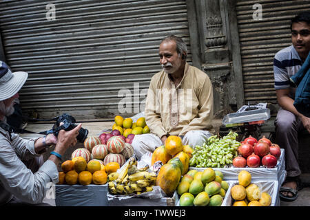 Die Anbieter von Obst und Gemüse sein Foto von einem Touristen in Old Delhi, New Delhi, Indien genommen haben Stockfoto