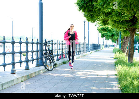 Die volle Länge der jungen Frau, die auf der Straße. Stockfoto