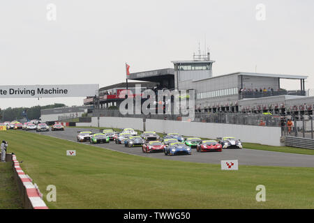 Derby, Großbritannien. 23. Juni 2019. Race Start der britischen GT-Meisterschaft Runde 9 in Donington Park, Derby, England am 23. Juni 2019. Foto von Jurek Biegus. Credit: UK Sport Pics Ltd/Alamy leben Nachrichten Stockfoto