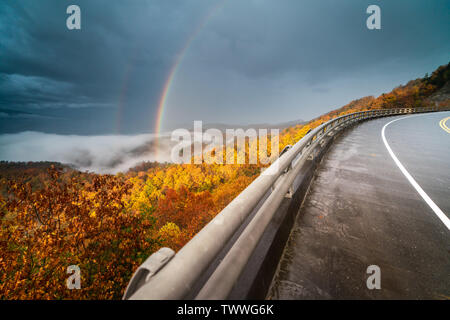 Wunderschöne Regenbogen auf einen Herbst Tag entlang der Foothills Parkway in trägt Tal im Great Smoky Mountain National Park. Stockfoto