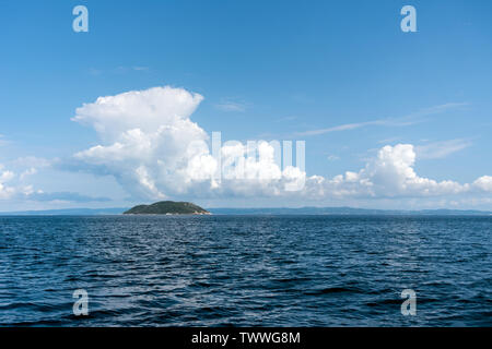 Schöne Landschaft mit blauem Himmel und Wolken an einem sonnigen Tag Stockfoto