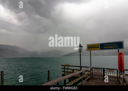 Steinbach am Attersee: Attersee, Regen, Sturm, Bootsanleger im Salzkammergut, Oberösterreich, Oberösterreich, Österreich Stockfoto