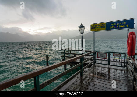 Steinbach am Attersee: Attersee, Regen, Sturm, Bootsanleger im Salzkammergut, Oberösterreich, Oberösterreich, Österreich Stockfoto