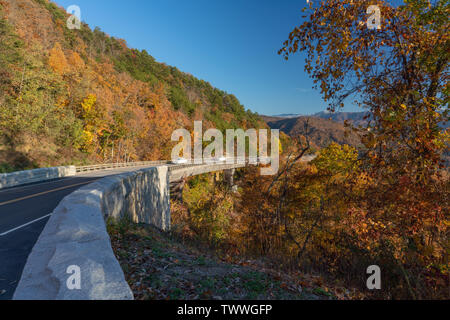 Wunderschöne Herbsttag entlang der Foothills Parkway in trägt Tal im Great Smoky Mountain National Park. Stockfoto