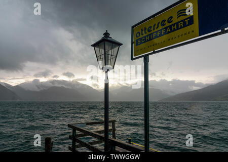 Steinbach am Attersee: Attersee, Regen, Sturm, Bootsanleger im Salzkammergut, Oberösterreich, Oberösterreich, Österreich Stockfoto