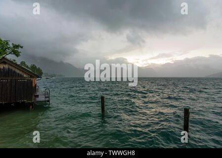 Steinbach am Attersee: Attersee, Regen, Sturm, Bootsanleger im Salzkammergut, Oberösterreich, Oberösterreich, Österreich Stockfoto